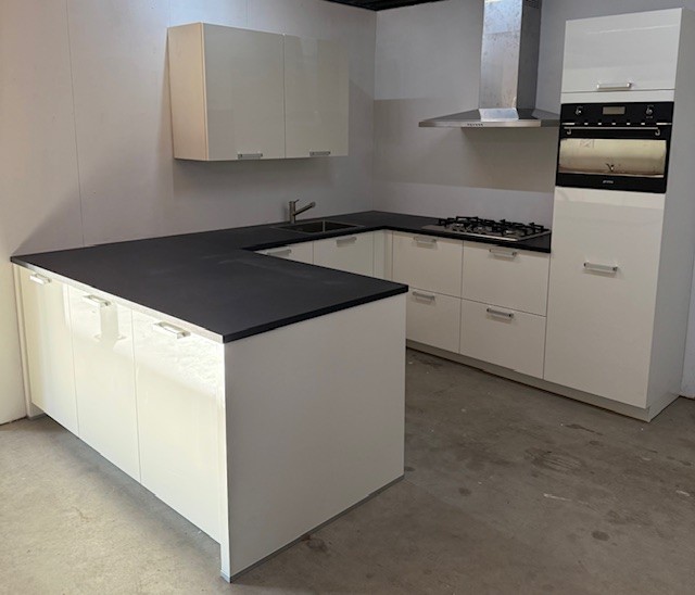 SHOWMODEL U keuken 275x290x190 cm